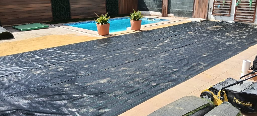Jardín amplio con piscina y césped artificial - Limcesped Sevilla